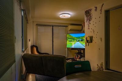 月光のような照明でムード満点✨調色・調光可能❗ - 隠れ家シアタールームJIZAI（ジザイ）目黒 目黒駅徒歩圏内・隠れ家シアタールームJIZAI🌿の室内の写真