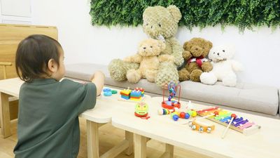 ローテーブルで子どもの様子を見ながらゆっくりくつろげます。 - Forest room 池袋の室内の写真