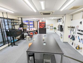 12人かけ可能なテーブルとその他設備 - Activity Lab. 創-sou- FAB作業場 木工・塗装、３D Print、CNC、七宝焼、色々の室内の写真