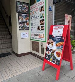 通常営業している時の１階入口看板 - GOKIGENcafe レンタルスペースの入口の写真