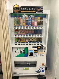 飲料用自動販売機もございます。 - FEEEP 学芸大学駅東口店 FEEEP 学芸大学駅東口店｜レッスンに最適！グループ席！の設備の写真