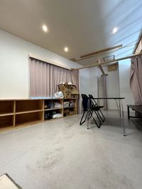 更衣室内（間仕切りカーテン２カ所）、荷物棚 - ♡byC Dance Studio レンタルスタジオの設備の写真