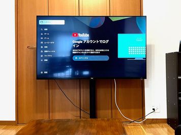 55インチの大型テレビを設置しています。ネット配信の視聴やパソコンとの接続も可能です（HDMIケーブルあり）DVDプレイヤーはございません。 - レンタルスペースBN熊本 ビジネス向け多目的コミュニティスペースの設備の写真