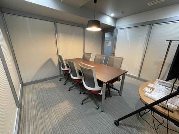 【約12㎡の使いやすい会議室】 - TIME SHARING ビステーション新横浜 ミーティングルームの室内の写真