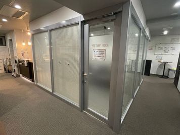 【スペース入口】 - TIME SHARING ビステーション新横浜 ミーティングルームの入口の写真
