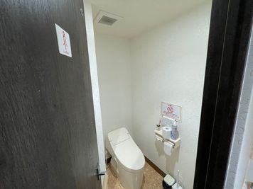【女子トイレ：個室1】 - TIME SHARING ビステーション新横浜 ミーティングルームのその他の写真