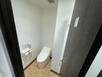 【男子トイレ：個室1】 - TIME SHARING ビステーション新横浜 ミーティングルームのその他の写真