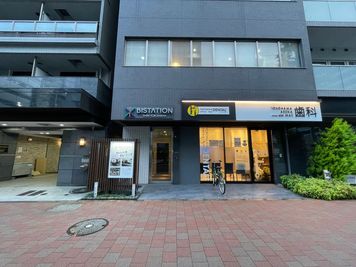 【ビル外観】 - TIME SHARING ビステーション新横浜 ミーティングルームの外観の写真