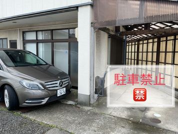 駐車場は店舗前に横付けで1台分のスペースがあります。軽自動車やコンパクトカーであれば余裕があります。 - アクティブシアター海みらい店のその他の写真