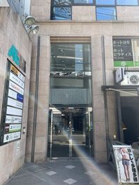 ビル出入口 - プライベースジム名古屋駅 【学割】プロテイン1杯サービス付きレンタルジムの入口の写真