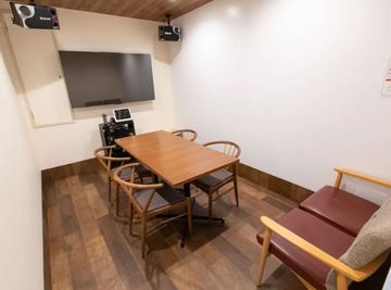 カラオケビッグエコー　五反田東口駅前店 【3名定員】テレワーク専用ルーム【テーブル・イスタイプ】の室内の写真