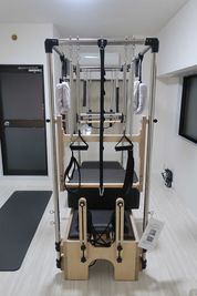 ピラティスマシン（キャデラック付きリフォーマー）：モーションケアピラティス製 - sr pilates studio 六本木乃木坂 【見学プラン】sr pilates studio六本木乃木坂の室内の写真