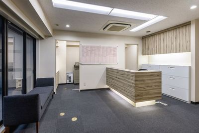 受付スタッフまでお声がけください。お部屋までご案内させていただきます。 - 新宿アントレサロン 20名セミナールームの室内の写真