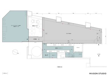 グレー部分がレンタル部分になります。エントランス_30㎡（ブルーグレー部分）の共用部は広々とした開放的な屋根付きスペース - MAISON STUDIO 展示会やPOPUP・ギャラリーに最適なレンタルスペースの室内の写真