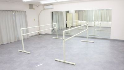 バレエバーも設置しており、練習し放題♪ - レンタルスタジオPleasure 春日野道駅徒歩5分【ダンスやバレエができるレンタルスタジオ】の室内の写真