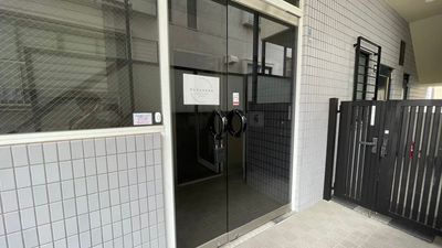 ドアノブについているキーボックスから鍵を出して入室してください♪ - レンタルスタジオPleasure 春日野道駅徒歩5分【ダンスやバレエができるレンタルスタジオ】の入口の写真