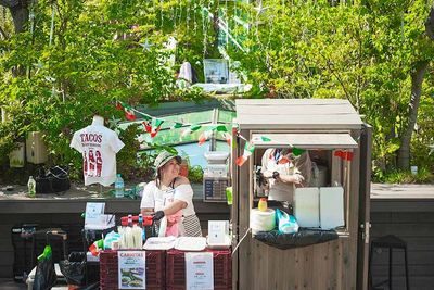 飲食提供可能な小屋を貸出可能 - 東急プラザ表参道原宿 【おもはらの森】東急プラザ表参道「オモカド」6階の室内の写真