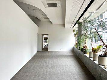 奥からエントランス方面を見た風景 - MAISON STUDIO 展示会やPOPUP・ギャラリーに最適なレンタルスペースの室内の写真
