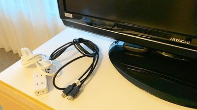 HDMIケーブルと延長コード
テレビと接続してモニターとしてご利用いただけます - plug078新神戸店 4〜8名会議室 【完全プライベート個室31㎡】の設備の写真