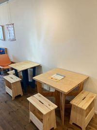 カフェスペースのテーブルです。 - プレイハウスインハヤマ　キッズアンドカフェ キッズスペース併設のレンタルスペースの室内の写真