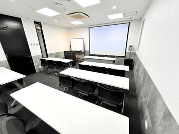 RoomB（セルフ設営/什器寄せ）｜※スクール形式レイアウトプロジェクター投影イメージ - 名古屋会議室 ATS広小路ビル栄駅前店 《レビュー割対象》RoomB（ｾﾙﾌ設営/什器寄/当日予約OK）の室内の写真