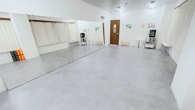 【当スタジオ内観】防音壁、かつ二重扉になっているので楽器演奏も可能です！（音がかなり響く管楽器やその他は要相談） - ENCE Rental Studio 高円寺 《高円寺2分》多目的スタジオ※平日9〜17時のシューズ利用禁止の室内の写真