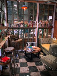 ドリンク用クーラーのあるカフェコーナー - ロンロ海老名ショールーム 倉庫スタジオの室内の写真