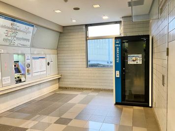 【テレキューブ】 西武鉄道 本川越駅 2F 改札外。視線と音を遮る、プライベートな集中環境。(226-01) - テレキューブ 西武鉄道 本川越駅2F 改札外 