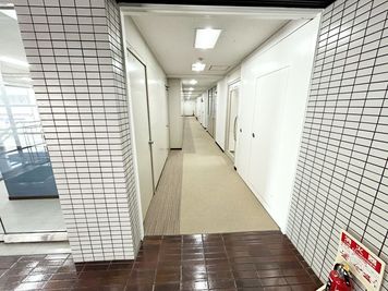 名古屋会議室 錦ハーモニー店 第1会議室の入口の写真