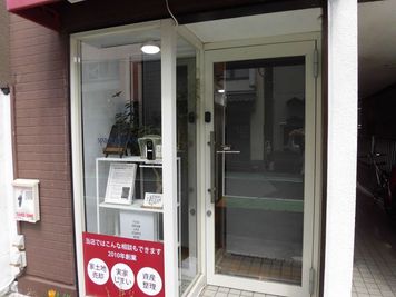 ロールスクリーンを下げれば外からは見えません。 - スペースセサミ草加店　１階 スペースセサミ草加の室内の写真