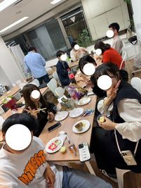 懇親会の様子 - Smile Kids ワーク・レンタルスペース おしゃれ会議室の室内の写真