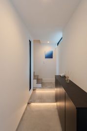 施設内は、土足厳禁となっており、スリッパをご使用ください - 湘南レンタルスペース　Blue villa 365日海の家Koshigoeの室内の写真