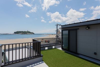 屋上から、江の島、腰越海岸が一望できます。 - 湘南レンタルスペース　Blue villa 365日海の家Koshigoeの室内の写真