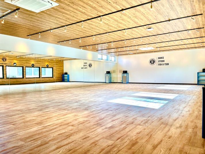 最大人数40名のデカスタ
14mx8m - ダンススタジオ　ファンデーション茂原 デカスタの室内の写真
