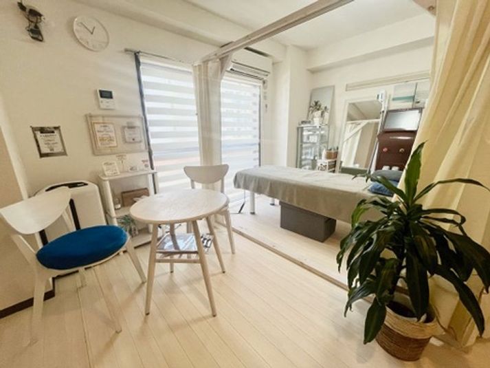 白を基調とした、陽の光が入る明るいお部屋です◎ - 脱毛サロン　Rinato 施術ベッド付 完全個室のレンタルサロン Rinatoの室内の写真