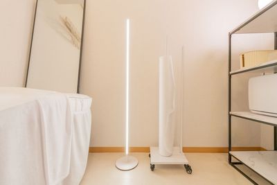 左 調光式LEDスタンド照明・右 使い捨てベッドカバー - レンタルサロン AndSTAR レンタルサロン AndSTAR -Luna- 赤坂店の設備の写真