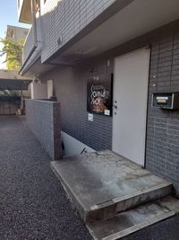 入口は建物横の階段を下った所。目印に当スタジオを看板があります。 - サウンドショット武蔵関店 Aスタジオの入口の写真