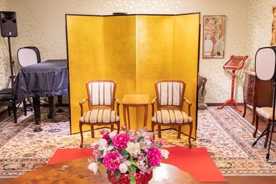様々なアンティークの高級机と椅子をご用意、スチール写真撮影や再現VTRにも最適です。 - 撮影スタジオ　こひなあた 金屏風と金の壁紙の写真スタジオの室内の写真