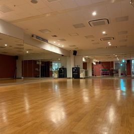 大きな鏡があるヨガ・ダンススタジオ - ゴールドジム仙台宮城