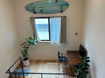 3階から中二階を見下ろした図 - Chigasaki Surfer's Villaの室内の写真
