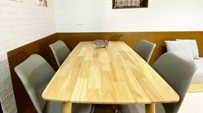 4人掛けのダイニングテーブルあり - Vian京都 コワーキングスペースの室内の写真