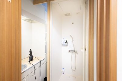 シャワーとドライヤーも完備 - ブラフト ワークアウト スタジオ レンタルジムの室内の写真
