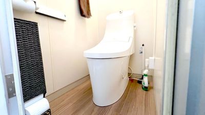 トイレもウォシュレット付きで便座も暖かいです♪ - ２４セルフ脱毛サロン[福生-昭島]-DeuxSpace- ２４H☆セルフ☆レンタルサロン[福生-拝島]-TURUPICA-の室内の写真