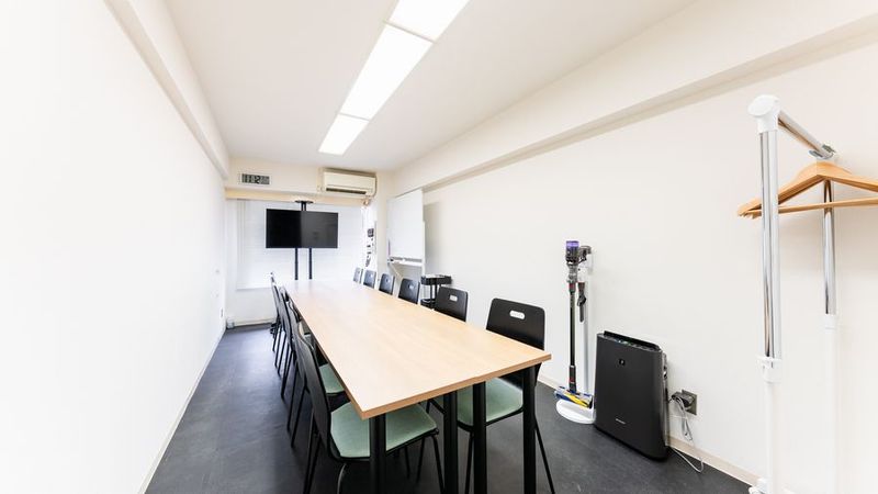 新宿駅近くに清潔で設備充実な貸し会議室がオープンしました！ - 貸会議室Aivic新宿A館の室内の写真