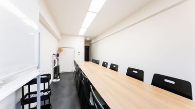 シンプルな内装でビジネス利用にも最適！ - 貸会議室Aivic新宿A館の室内の写真