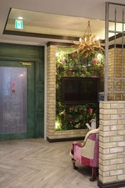 入ってすぐ左手が待合スペースです - Monan 渋谷店 渋谷　美容室　レンタルサロン　シェアサロンの室内の写真