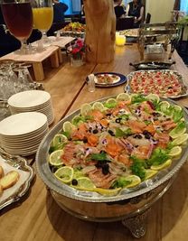 中央のテーブルにお料理をブッフェ形式で置いた様子 - レストラン　デューン JR和歌山駅から車で5分‼　レンタルスペース・多目的スペースの設備の写真
