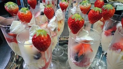 苺とバニラアイスクリームのデザート（御飲食のオプション　一例です） - レストラン　デューン JR和歌山駅から車で5分‼　レンタルスペース・多目的スペースの設備の写真