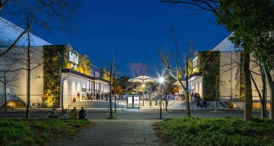 夜の大阪城公園からのＷＷホールとTTホール全体。 - クールジャパンパーク大阪 クールジャパンパーク大阪大ホール・中ホールの間にある中庭の室内の写真