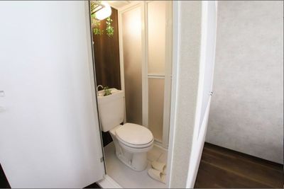 トイレも綺麗です - クリエイティブBOX桜木町 【カフェ風 会議室】木と緑🌿の落ち着く空間【8人まで可】の室内の写真
